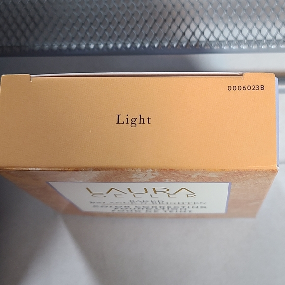 Laura Geller Baked Balance-N-Brighten Color Correcting Foundation-Light W Brush - Picture 6 of 10